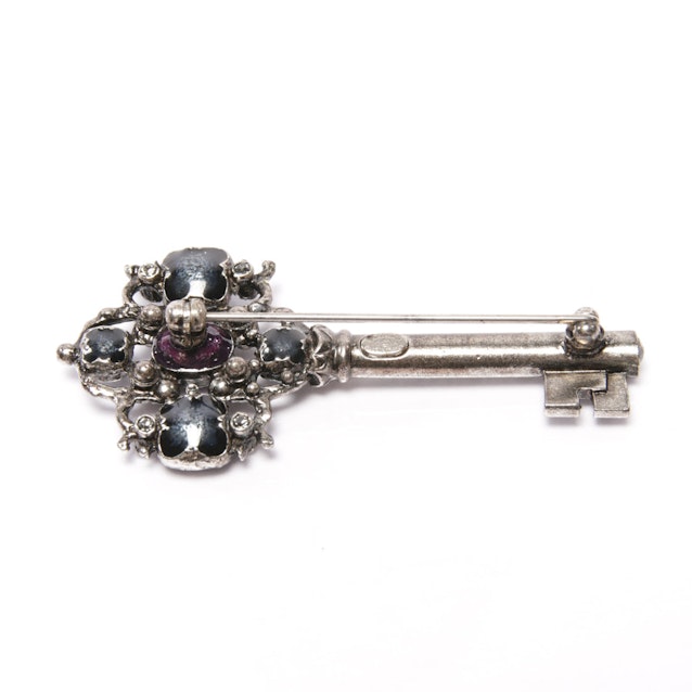 Brooch from Chanel in Anthracite | Vite EnVogue